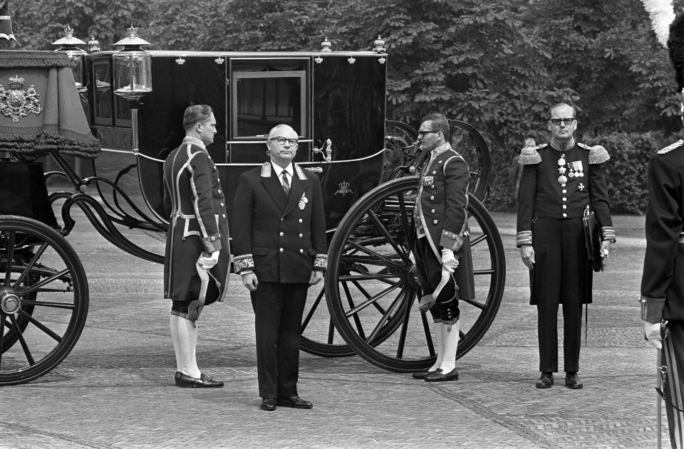 De Russische ambassadeur Lavrov arriveert per koets bij Huis ten Bosch, Bestanddeelnr 920-4811