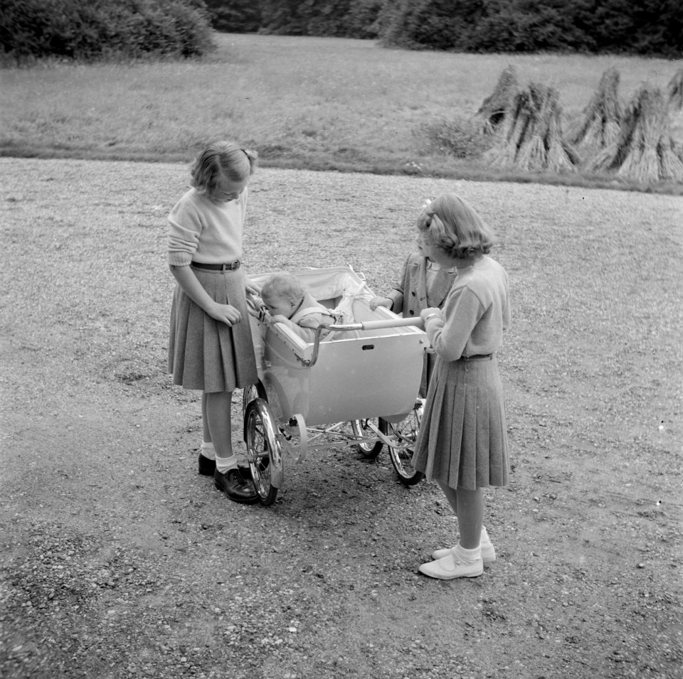 De prinsessen Beatrix, Irene en Margriet bij de kinderwagen met daarin prinses C, Bestanddeelnr 255-7541