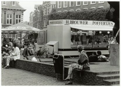 De poffertjeskraam van Hayo en Elly Brouwer op de Grote Markt. NL-HlmNHA 54035310