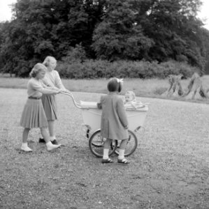 De prinsessen Beatrix, Irene, Margriet met prinses Christina in de kinderwagen i, Bestanddeelnr 255-7524