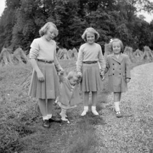De prinsessen Beatrix, Irene, Margriet en Christina wandelen in het park van het, Bestanddeelnr 255-7522