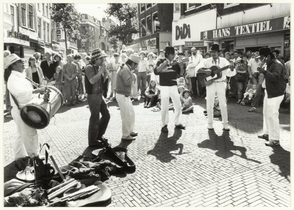 De Peruviaanse muzikanten Los Llac Ta Ru Na in de Grote Houtstraat nabij de Spekstraat. NL-HlmNHA 54016775