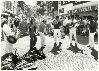 De Peruviaanse muzikanten Los Llac Ta Ru Na in de Grote Houtstraat nabij de Spekstraat. NL-HlmNHA 54016775