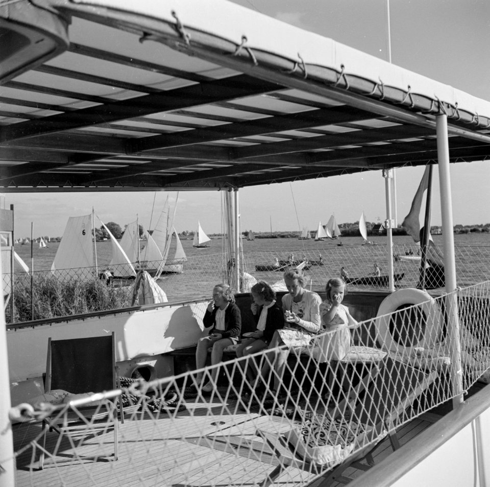 De prinsessen Beatrix, Irene en Margriet eten met hun kinderjuffrouw Rita Pennin, Bestanddeelnr 255-7436