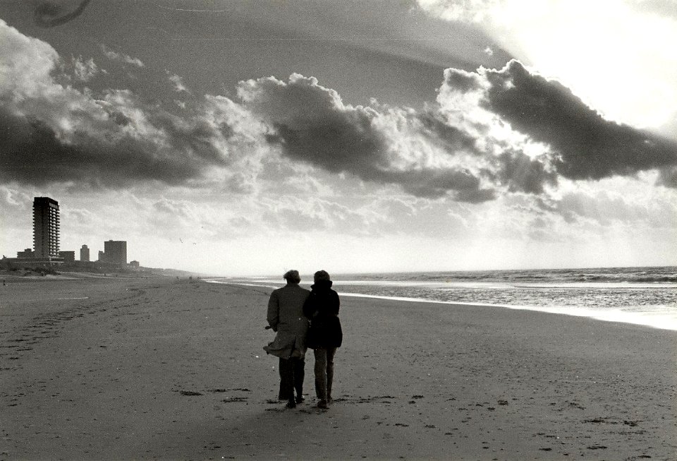 De pracht van Zandvoorts strand op een kalme herfstdag. Aangekocht in 1977 van fotograaf C. de Boer. Identificatienummer 54-005068, NL-HlmNHA 54005068