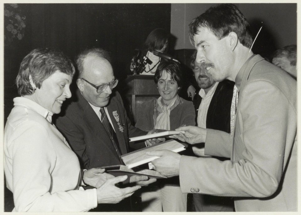 De scheidende directeur van het Frans Halsmuseum, Dick Couvée (tweede van links), neemt samen met zijn vrouw Friedl het boek Omtrent Couvée in ontvangst uit handen van de oud-medewerker He, NL-HlmNHA 54013845