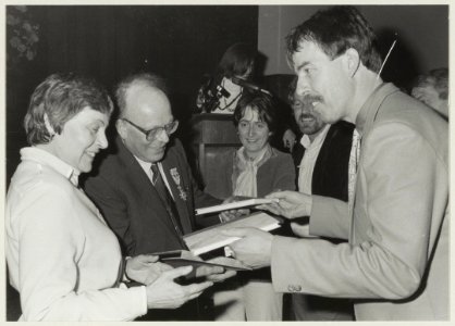 De scheidende directeur van het Frans Halsmuseum, Dick Couvée (tweede van links), neemt samen met zijn vrouw Friedl het boek Omtrent Couvée in ontvangst uit handen van de oud-medewerker He, NL-HlmNHA 54013845