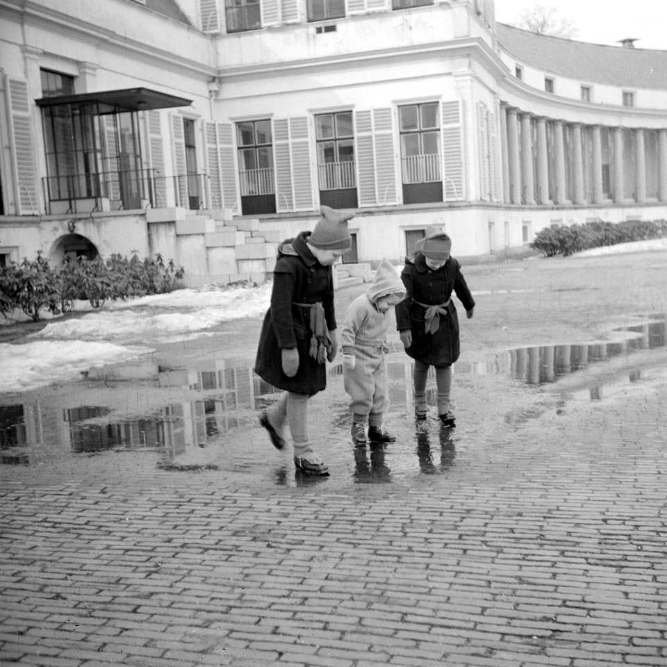 De prinsessen Beatrix, Irene en Margriet in de smeltende sneeuw voor het paleis, Bestanddeelnr 255-7732