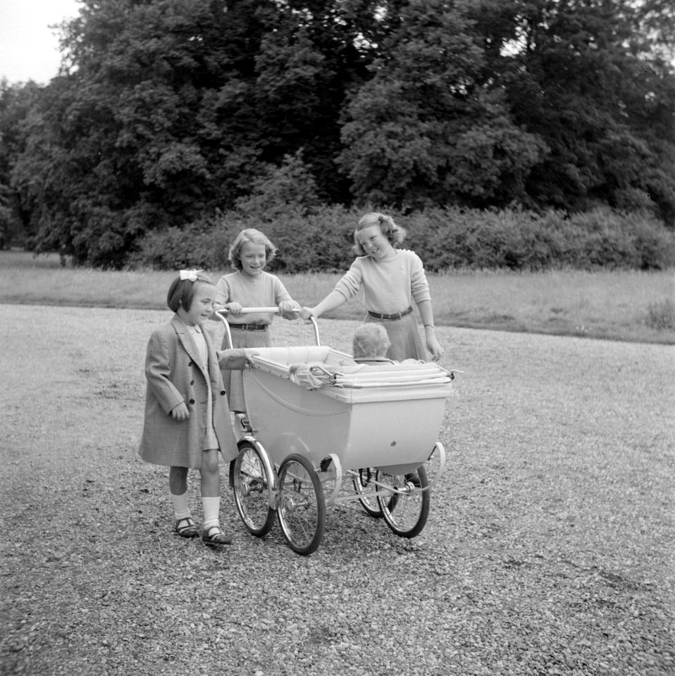 De prinsessen Beatrix, Irene en Margriet aan het wandelen met prinses Christina , Bestanddeelnr 255-7516