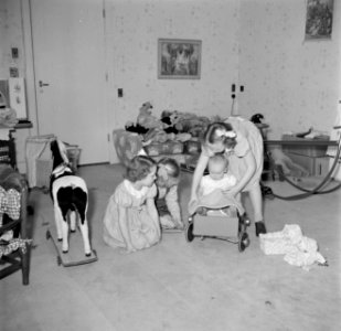 De prinsessen Beatrix, Irene, Margriet en Christina aan het spelen in het paleis, Bestanddeelnr 255-7734