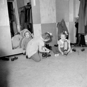 De prinsessen Beatrix, Irene en Margriet zitten op de grond en trekken hun schoe, Bestanddeelnr 255-7746
