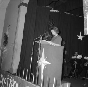 De prinses leest voor uit het Evangelie van Lucas, Bestanddeelnr 915-8782