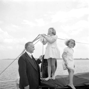 De prinsessen Beatrix en Irene aan dek met een personeelslid, Bestanddeelnr 255-7598