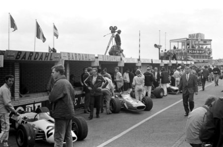 De pitsstraat met racewagens, bewonderd door publiek, Bestanddeelnr 921-5612