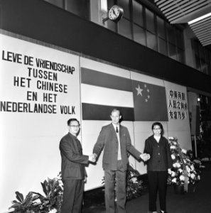 De portier van de RAI met twee Chinese tentoonstellingsdeelnemers, Bestanddeelnr 926-8662