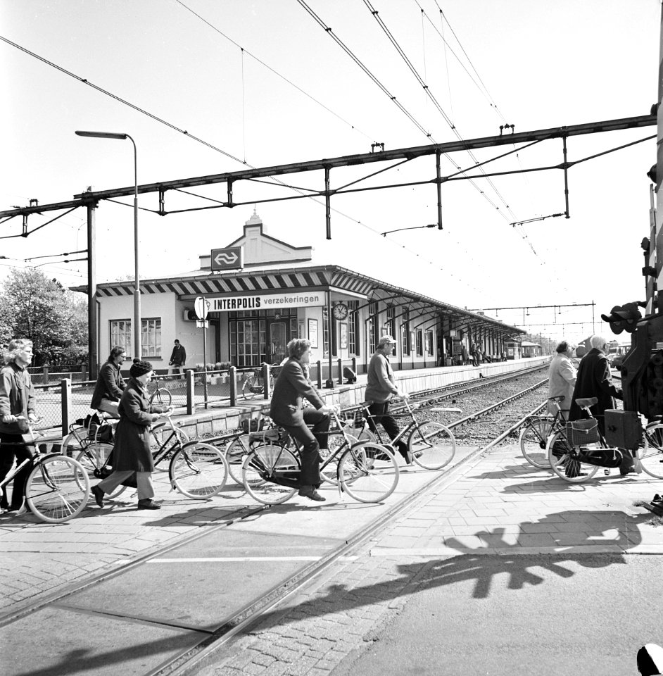De Pers op NS-fietsen bij Ede, fietsers bij station Ede-Wageningen, Bestanddeelnr 927-1523
