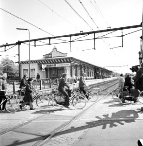 De Pers op NS-fietsen bij Ede, fietsers bij station Ede-Wageningen, Bestanddeelnr 927-1523