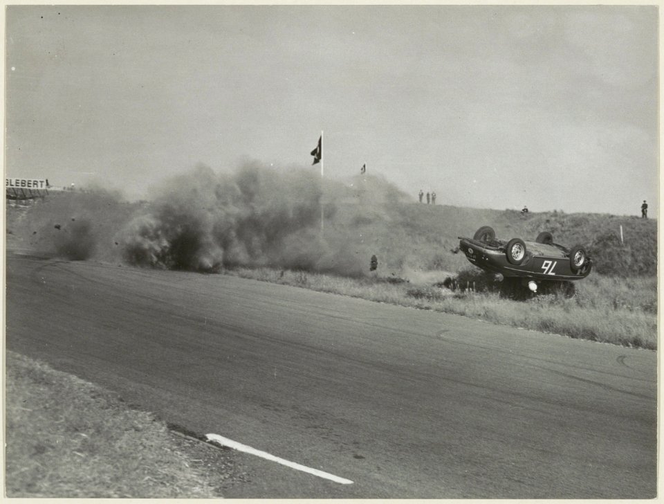 De Porche van Dr. Gerlach vloog uit de bocht en de coureur werd gedood. 9 juni 1957. NL-HlmNHA 54004208