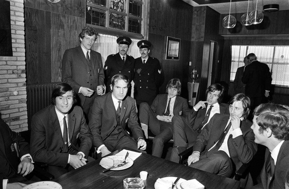 Deel van de Ajax-selectie in de kantine, met twee politieagenten, Bestanddeelnr 924-3359