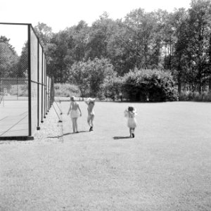 De prinsessen Beatrix, Irene en Margriet lopen langs de tennisbaan in het park v, Bestanddeelnr 255-7861