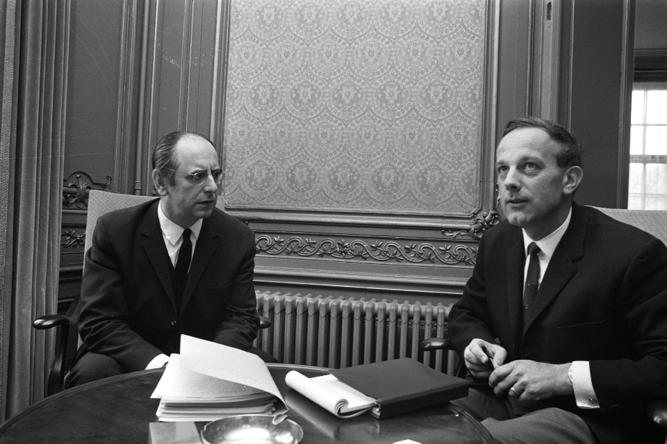 De Pous (l) en Steenkamp in gesprek, Bestanddeelnr 924-5704