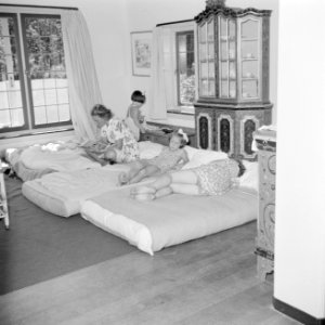 De prinsessen Beatrix, Irene en Margriet worden door hun kinderjuffrouw voorgele, Bestanddeelnr 255-7920