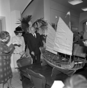 De prinses bekijkt een scheepsmodel, Bestanddeelnr 927-0033