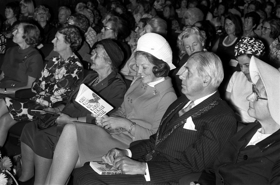 De prinses in gezelschap van presidente M. C. Laan-Benders (2e van l) en burgeme, Bestanddeelnr 925-6058