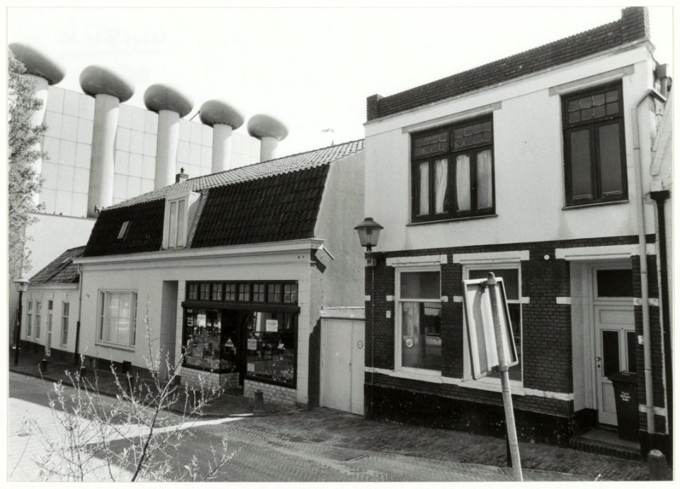 De panden aan het Gasthuisplein die Leo Heino heeft gekocht om zijn amusementscentrum uit te breiden, tegen de achtergrond van Circus Zandvoort. NL-HlmNHA 54037340