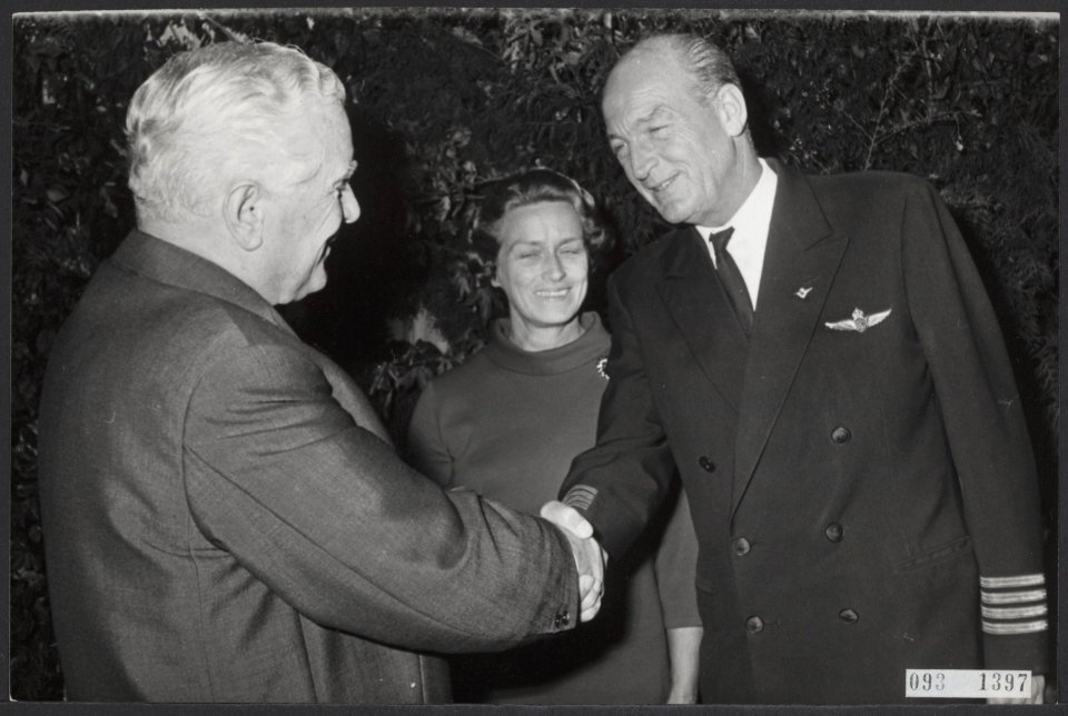 De president-directeur van de KLM, dr. G. van der Wal reikt op het oude Schipho…, Bestanddeelnr 093-1397