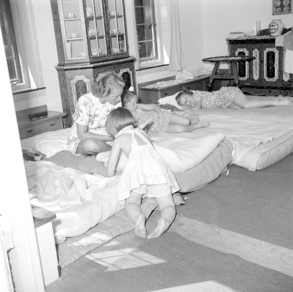 De prinsessen Beatrix, Irene en Margriet worden voorgelezen door hun kinderjuffr, Bestanddeelnr 255-7898