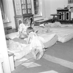 De prinsessen Beatrix, Irene en Margriet worden voorgelezen door hun kinderjuffr, Bestanddeelnr 255-7898