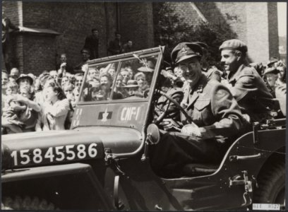 De prins, die zijn eigen jeep bestuurde, bij zijn vertrek uit Den Haag, Bestanddeelnr 014-0527