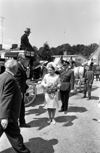 De prinses bij een koets. Links burgemeester P.J. Drost, Bestanddeelnr 920-4109