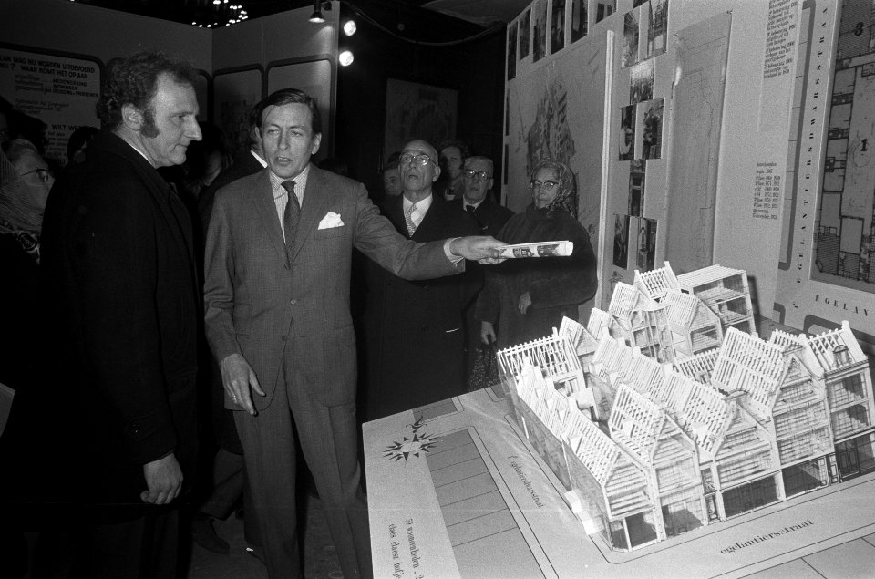 De prins bekijkt een maquette, Bestanddeelnr 926-8927