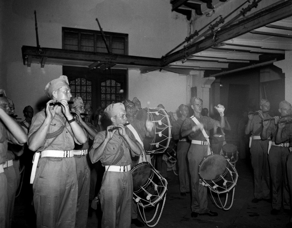 De Prins Bernhard Kapel speelt tijdens een receptie, gegeven door luitenant gouv, Bestanddeelnr 10401
