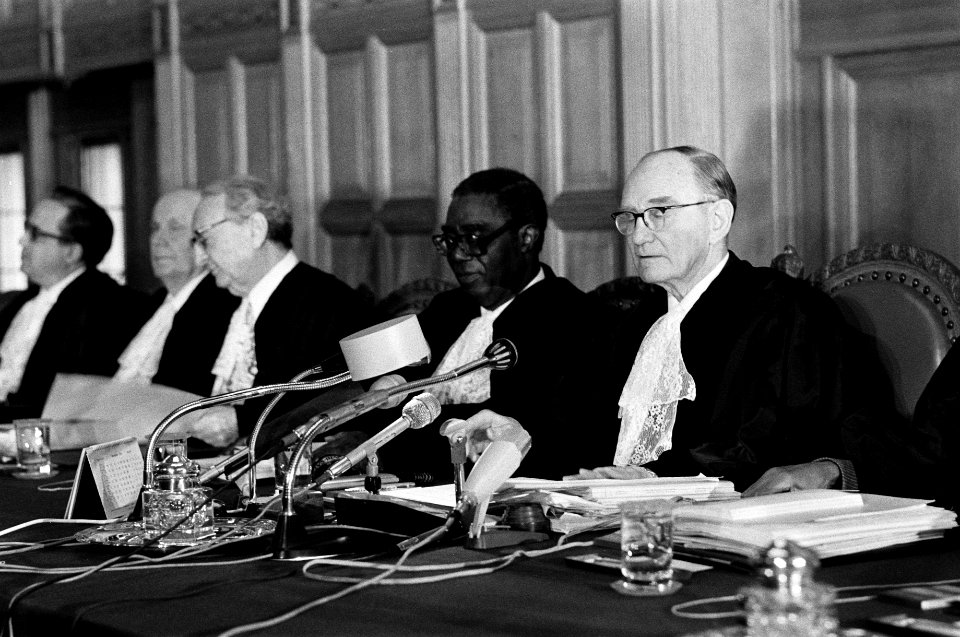 De president van het Gerechtshof Sir Humphrey Waldock (r), naast hem de vice-pre, Bestanddeelnr 930-5783