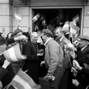 De prins begroet de bisschop van Roermond, mgr Lemmens, die tijdelijk verblijft, Bestanddeelnr 900-2546