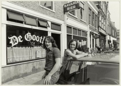 De pachters H. Smit en P. Kloek van café De Gooth en van café De Rose Panter. NL-HlmNHA 54005713