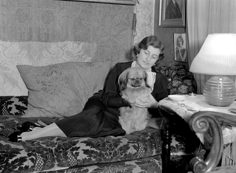 De Poolse sopraan Ewa Bandrowska-Turska met haar hondje op een divan, Bestanddeelnr 190-1234