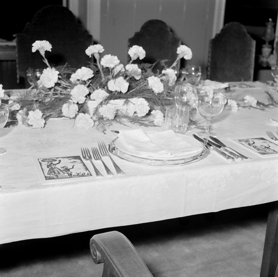 De plaats aan tafel voor de koningin bij het galadiner in het Gouvernementspalei, Bestanddeelnr 252-3618