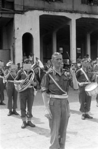 De Prins Bernhard Kapel speelt op de kade. Kapelmeester luitenant De Graaf, Bestanddeelnr 92-5-3