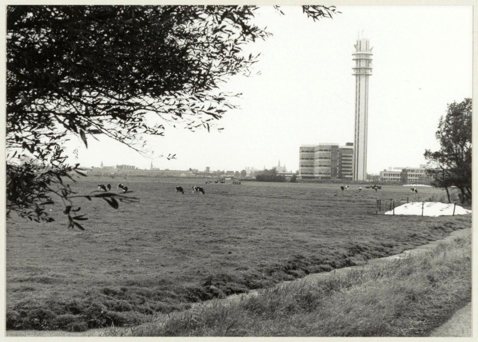De P.T.T. toren in de Waarderpolder, gezien vanaf Penningsveer naar het westen. NL-HlmNHA 54010151