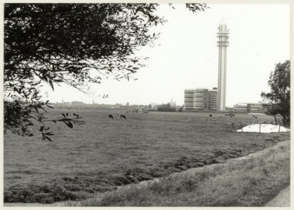 De P.T.T. toren in de Waarderpolder, gezien vanaf Penningsveer naar het westen. NL-HlmNHA 54010151