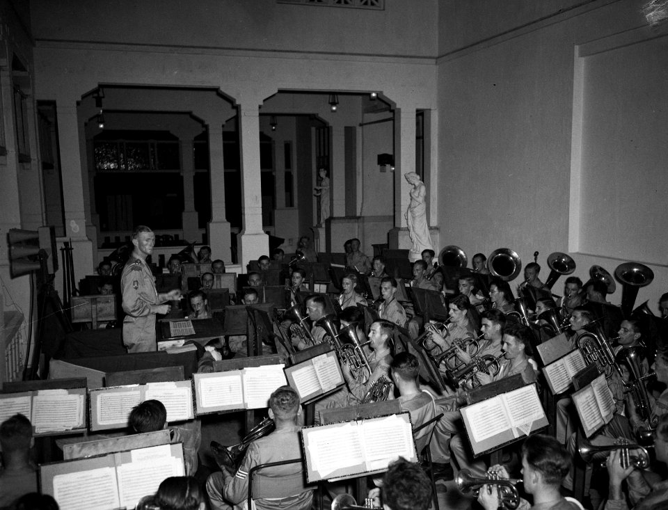 De Prins Bernhard Kapel speelt tijdens een receptie, gegeven door luitenant gouv, Bestanddeelnr 10403