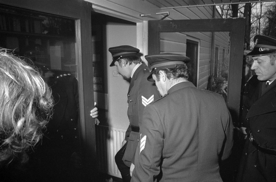 De politie gaat de directiekeet binnen, Bestanddeelnr 926-9517