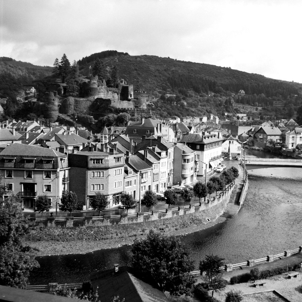 De Ourthe en de stad La Roche-en-Ardenne met de kasteel-ruïnes, Bestanddeelnr 254-3370