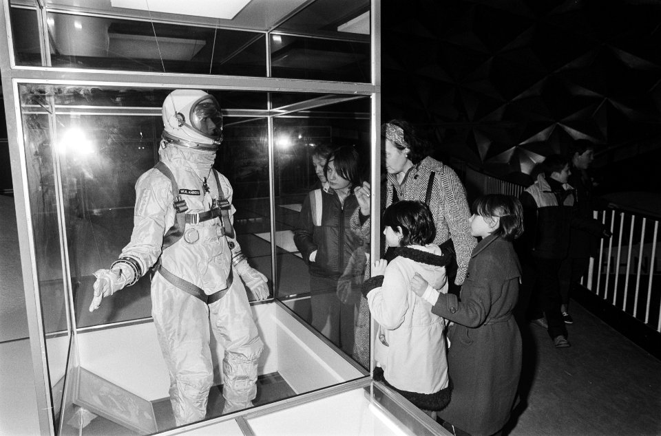 De Poolse kinderen in het Aviodome. Bekijken van het ruimtepak van een astronaat, Bestanddeelnr 932-0132