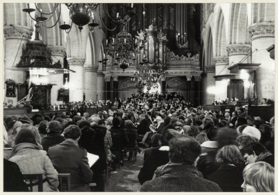 De overvolle Grote of St. Bavokerk tijdens de kerstnachtdienst. NL-HlmNHA 54004852