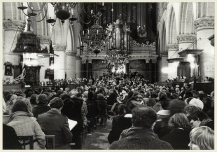 De overvolle Grote of St. Bavokerk tijdens de kerstnachtdienst. NL-HlmNHA 54004852
